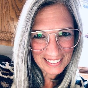 Meet your Posher, Crystal